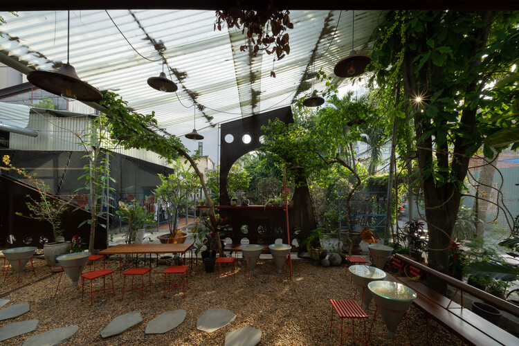 o植物ベースのThao Dien Cafe /xưởngxép -Image 1 of 37