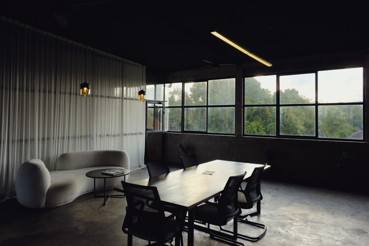 Kasia Ungasan Boutique Hotel、Cafe＆CoWorking / Kasia Design-インテリア写真、ダイニングルーム、照明、ガラス、椅子
