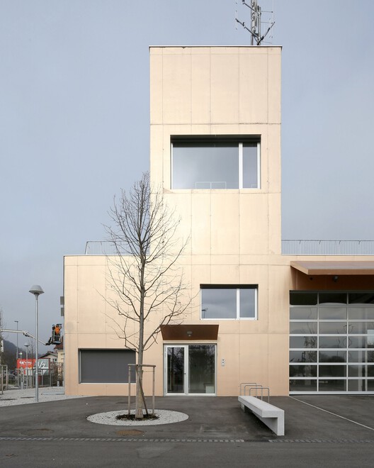 Fire and Rescue Center Trzin / ArhitektiPočivašekPetranovič-外観写真、コンクリート
