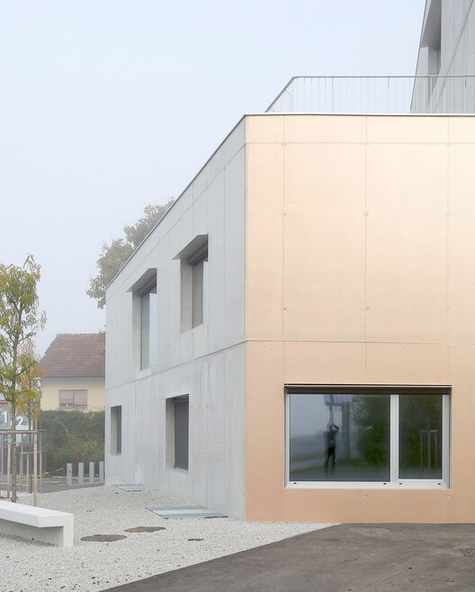 Fire and Rescue Center Trzin / ArhitektiPočivašekPetranovič-外観写真、コンクリート