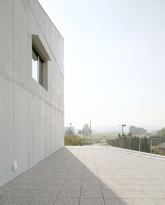Fire and Rescue Center Trzin / ArhitektiPočivašekPetranovič-外観写真、コンクリート