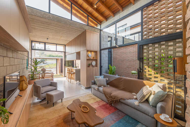 HouseBoêmia / Costa Matoso Arquitetura E Engenharia-インテリア写真、リビングルーム、木材、ドア、椅子、中庭、パティオ、ビーム