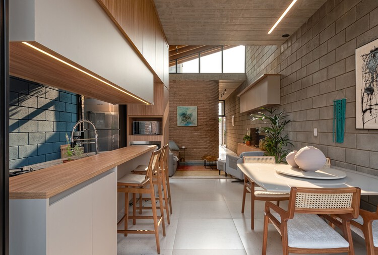 HouseBoêmia / Costa Matoso Arquitetura E Engenharia-インテリア写真、キッチン、木、カウンタートップ、照明、テーブル、椅子