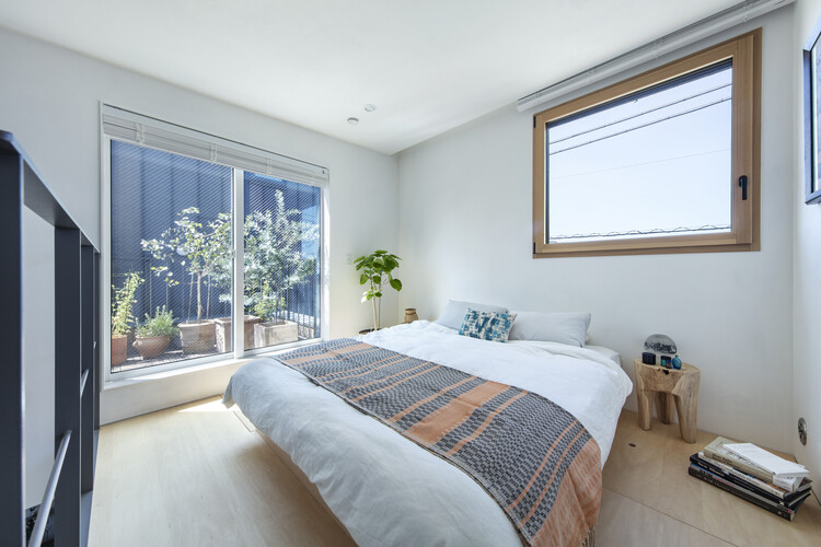 2つの家 /テナチ建築家とインテリアデザイン - インテリア写真、寝室、木材、照明、ベッド