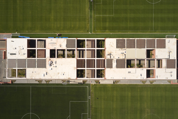 Atlas Academia Sport Facility / Sordo Madaleno Arquitectos-外観写真