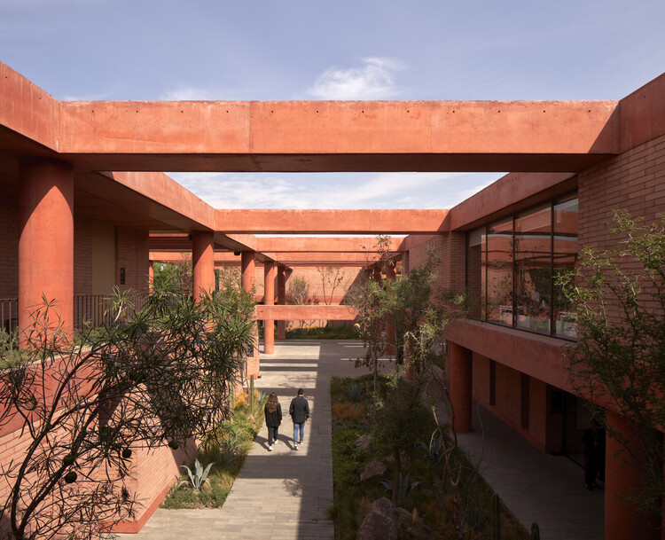 Atlas Academia Sport Facility / Sordo Madaleno Arquitectos-外観写真