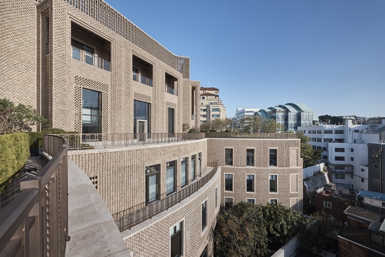 Shinsegae Namsan Commercial＆Offices / Roberto Am Stern Architects -Exterior Photography、Balcony