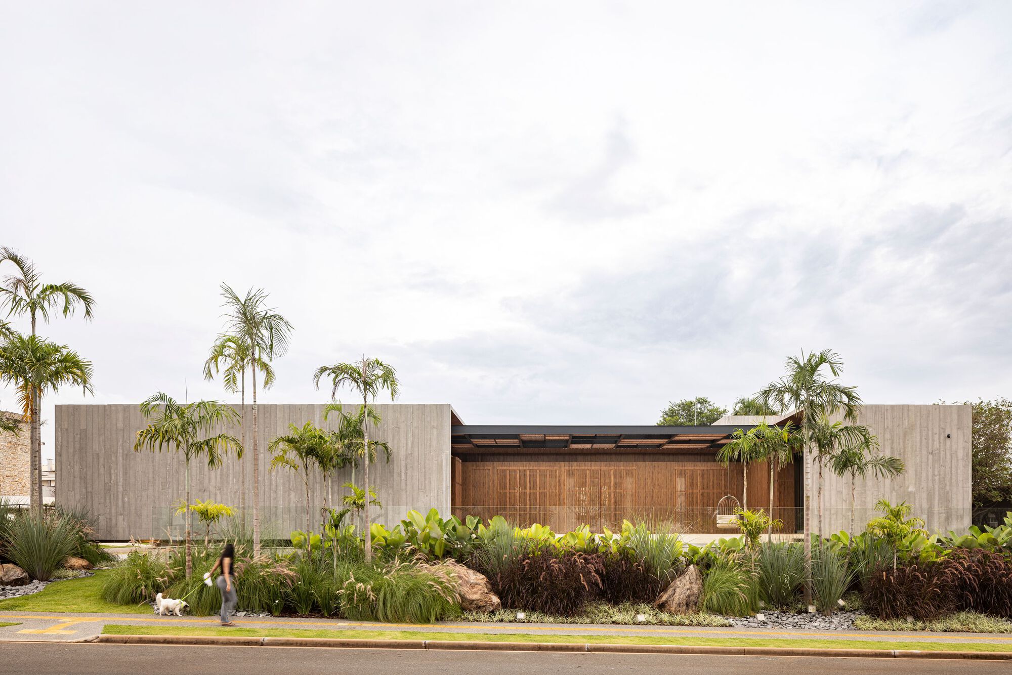 House EJ / Leo Romano