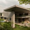 斜めの柱の周りの家 /レネサ建築デザインインテリアスタジオ