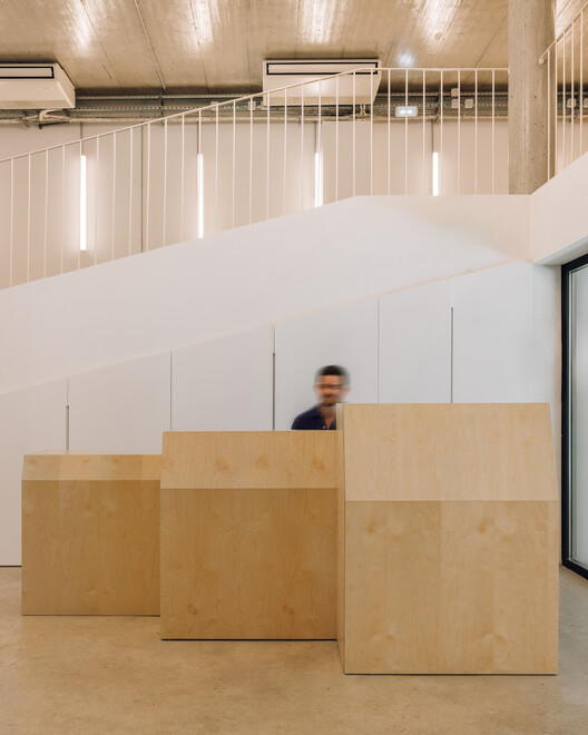 Studentville Housing / Andre Kong Studio-インテリア写真、キッチン、木材、照明
