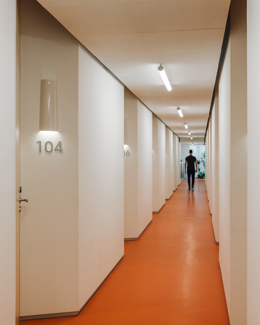 Studentville Housing / Andre Kong Studio-インテリア写真、照明