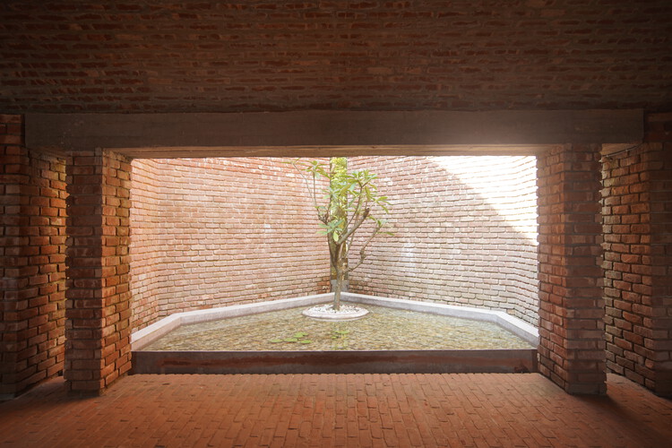 As -Salam Mosque / Archoground Ltd.-インテリア写真、レンガ、コンクリート