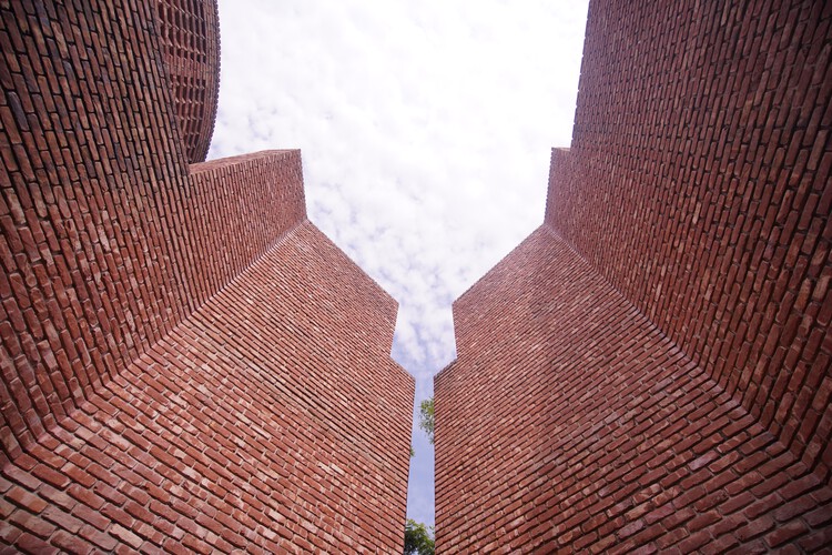 As -Salam Mosque / Archoground Ltd.-インテリア写真、レンガ