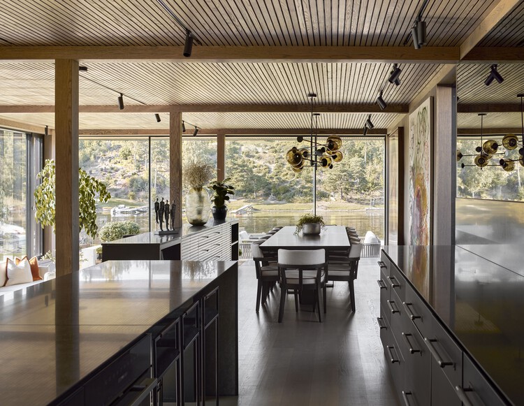 Villa Bruksveien / R21 Arkitekter-インテリア写真、キッチン、木材、カウンタートップ、ビーム、椅子