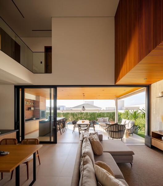 Al House /TaguáArquitetura-インテリア写真、木、椅子、バルコニー