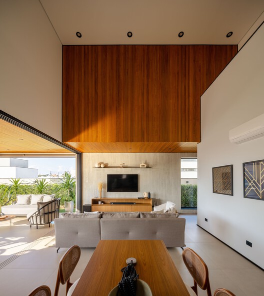 Al House /TaguáArquitetura-インテリア写真、木、椅子