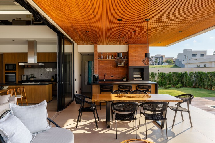 Al House /TaguáArquitetura-インテリア写真、キッチン、木材、テーブル、椅子、カウンタートップ