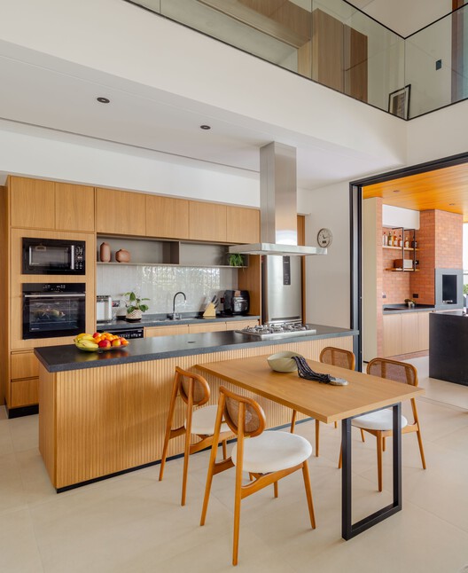 Al House /TaguáArquitetura-インテリア写真、キッチン、木材、カウンタートップ、椅子、テーブル