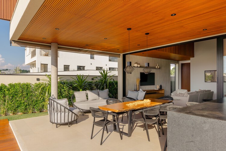 Al House /TaguáArquitetura-インテリア写真、ダイニングルーム、木材、椅子、ビーム