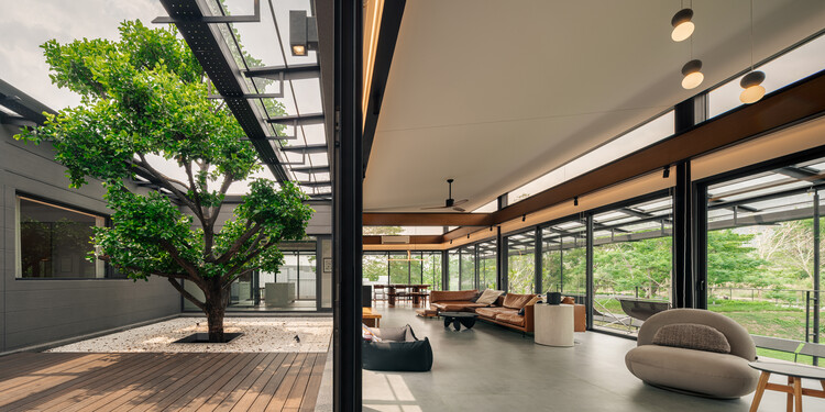 Baan O+O House / Junsekino Architect and Design-インテリア写真、リビングルーム、木材、中庭、パティオ