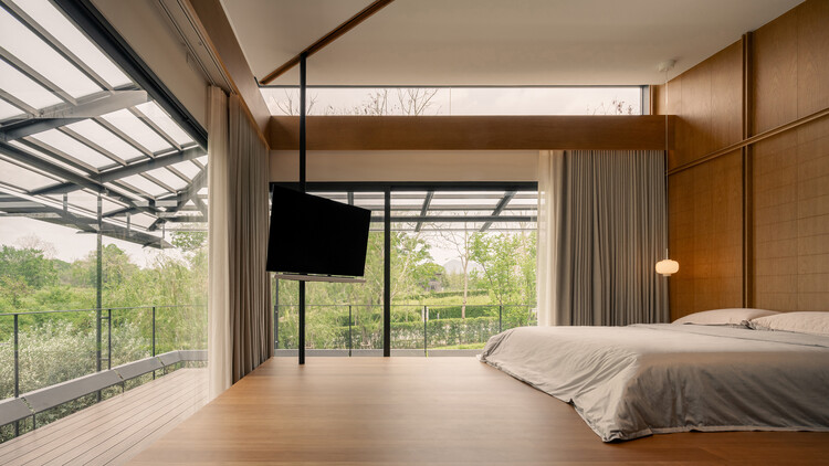 Baan O+O House / Junsekino Architect and Design-インテリア写真、ベッドルーム、ベッド