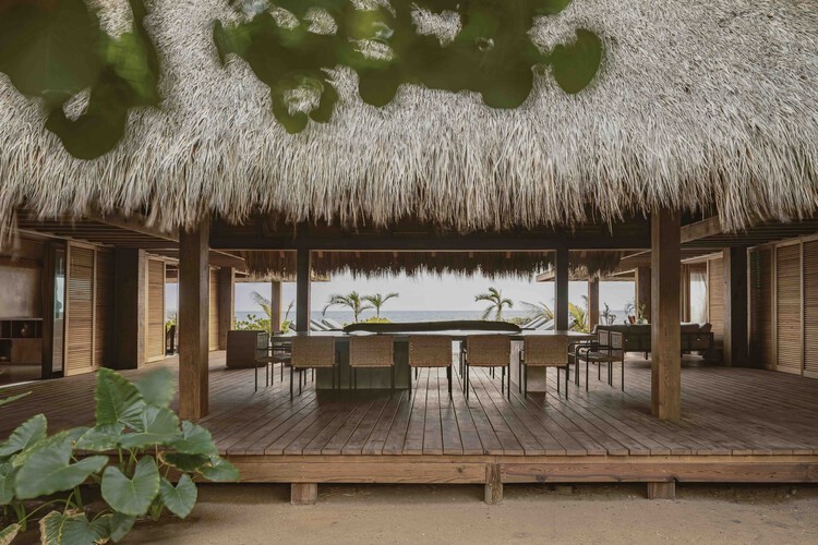 Casa de Mayo /MassívStudio-インテリア写真、ダイニングルーム、木材