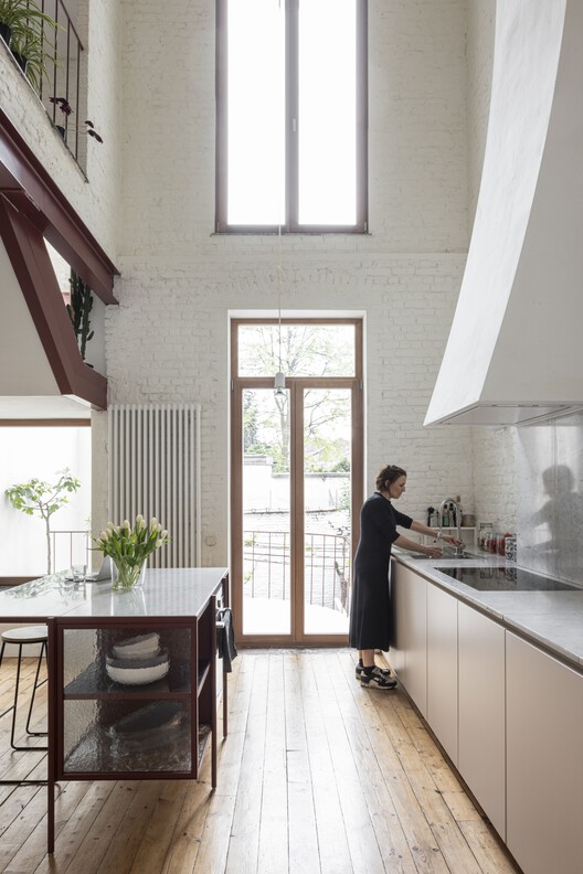 Georges House /hé！ Architectuur-インテリア写真、キッチン、木材、照明、椅子、テーブル、ガラス、カウンタートップ