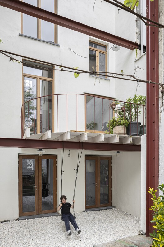 Georges House /hé！ Architectuur-インテリア写真、木材、バルコニー、手すり、階段、コンクリート