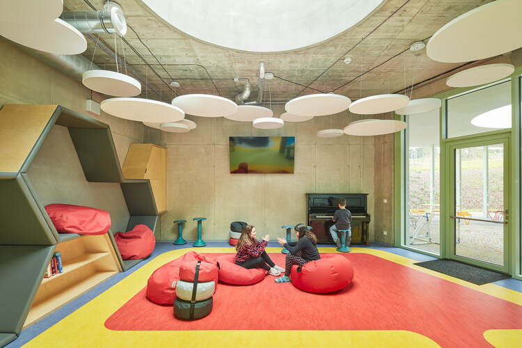 FričBrothersElementary School / Atelier 6-インテリア写真、椅子