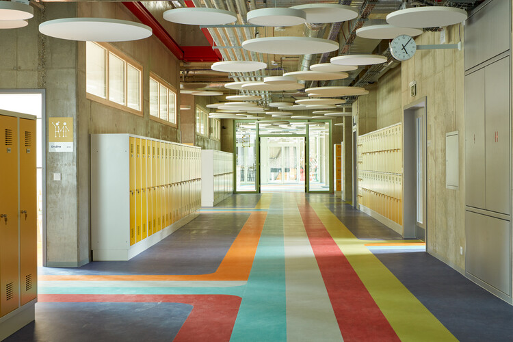 FričBrothersElementary School / Atelier 6-インテリア写真、ガラス