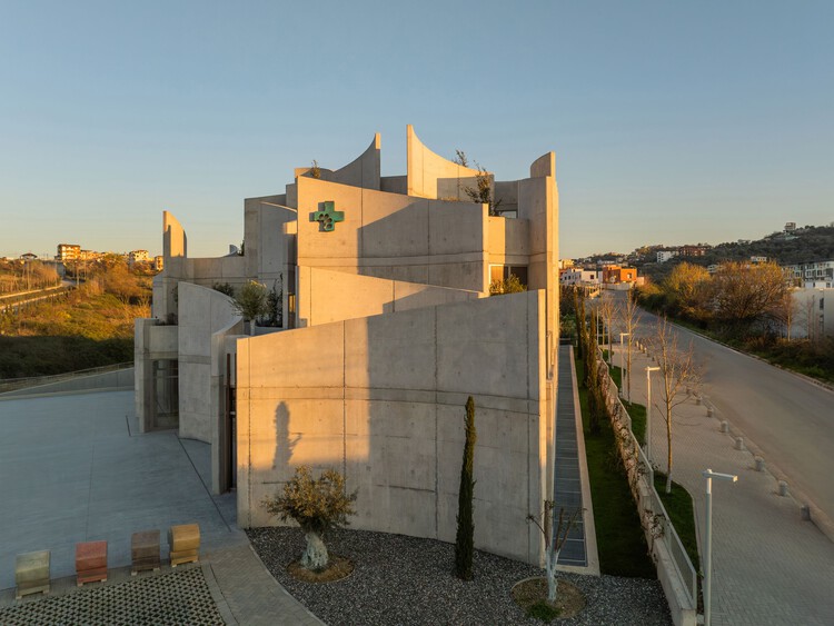 獣医病院Tirana / Davide Macullo Architects-外装写真、コンクリート