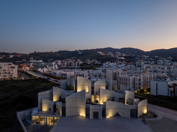 獣医病院Tirana / Davide Macullo Architects-外装写真、コンクリート