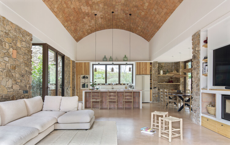 Les Barraques House / Arc Studi arquitectura-インテリア写真、木材、テーブル、照明、ソファ、椅子、ビーム