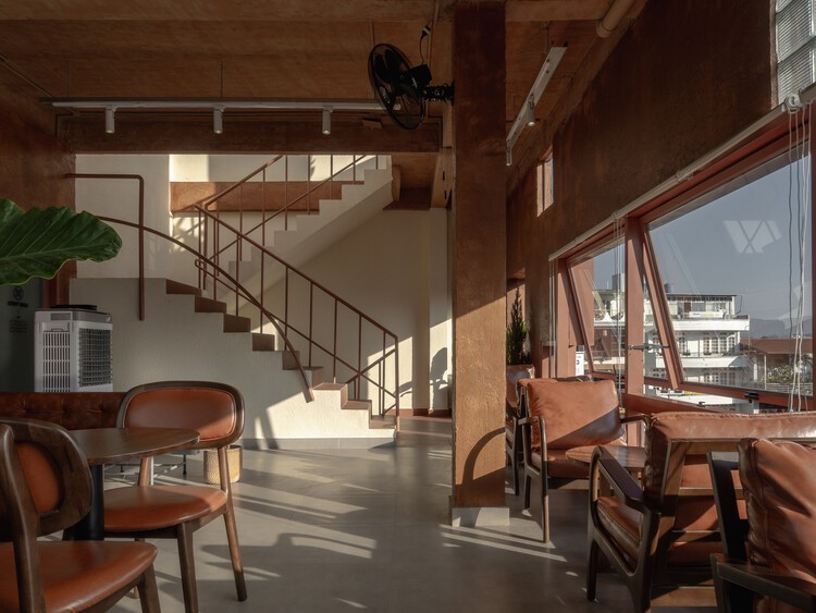 Hong Tra hoa binh bui thi xuan cafe /xưởngxép-インテリア写真、ダイニングルーム、木材、椅子