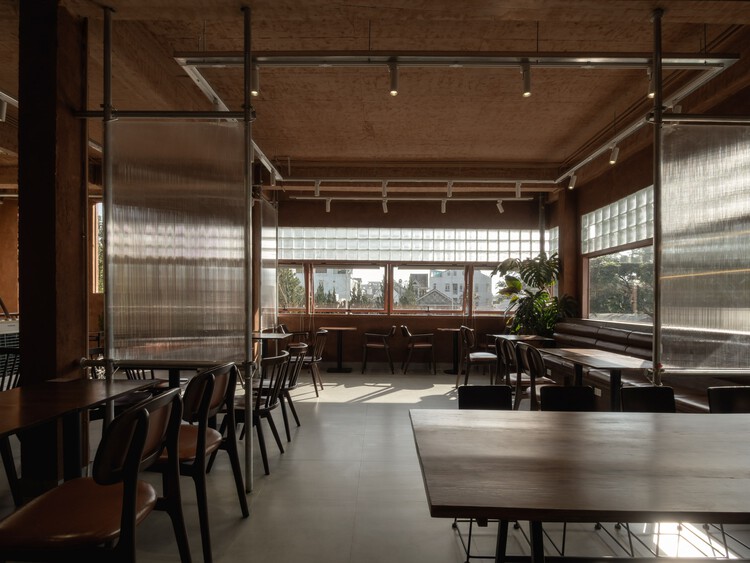 Hong Tra hoa binh bui thi xuan cafe /xưởngxép-インテリア写真、ダイニングルーム、ガラス
