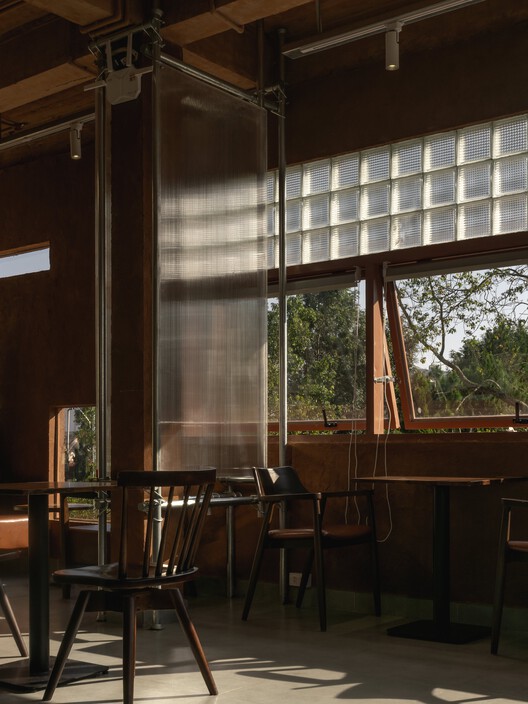 Hong Tra hoa binh bui thi xuan cafe /xưởngxép-インテリア写真、木、ガラス