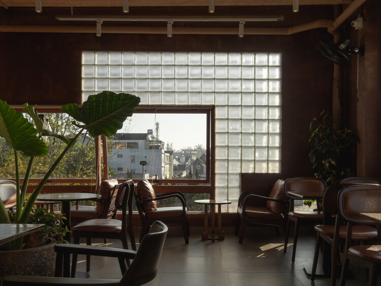 Hong Tra hoa binh bui thi xuan cafe /xưởngxép-インテリア写真、ダイニングルーム