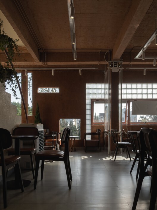 Hong Tra hoa binh bui thi xuan cafe /xưởngxép-インテリア写真、ダイニングルーム、椅子