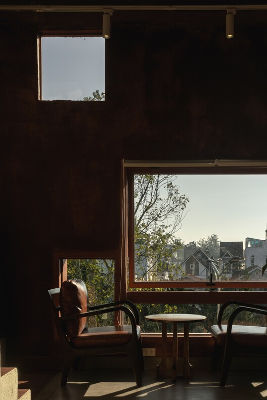 Hong Tra hoa binh bui thi xuan cafe /xưởngxép-インテリア写真、木材