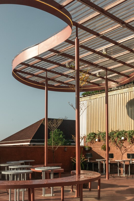 Hong Tra hoa binh bui thi xuan cafe /xưởngxép-外観写真撮影