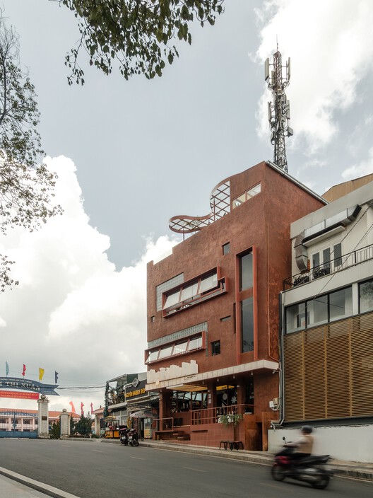 Hong Tra hoa binh bui thi xuan cafe /xưởngxép-外観写真撮影