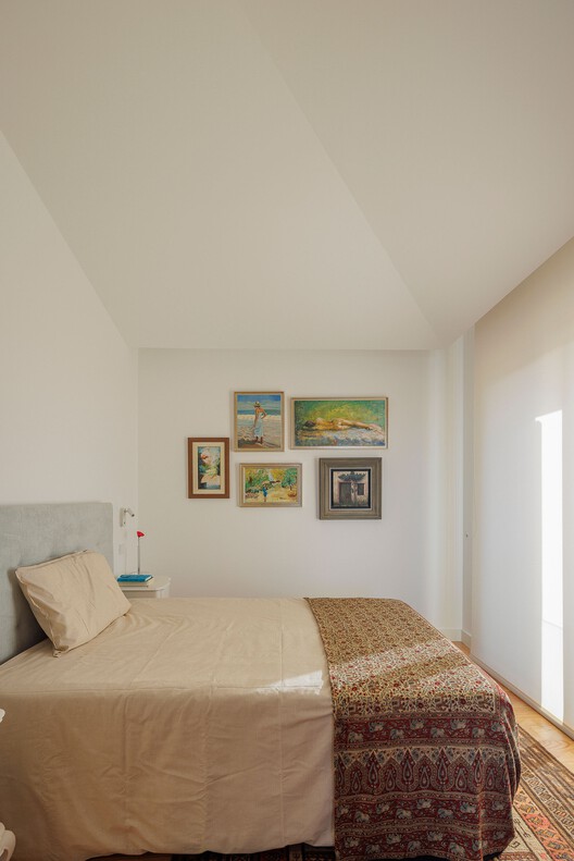 CC House / Esquissos -Arquitectura e Consultoria-インテリア写真、ベッドルーム、ベッド、木材、照明