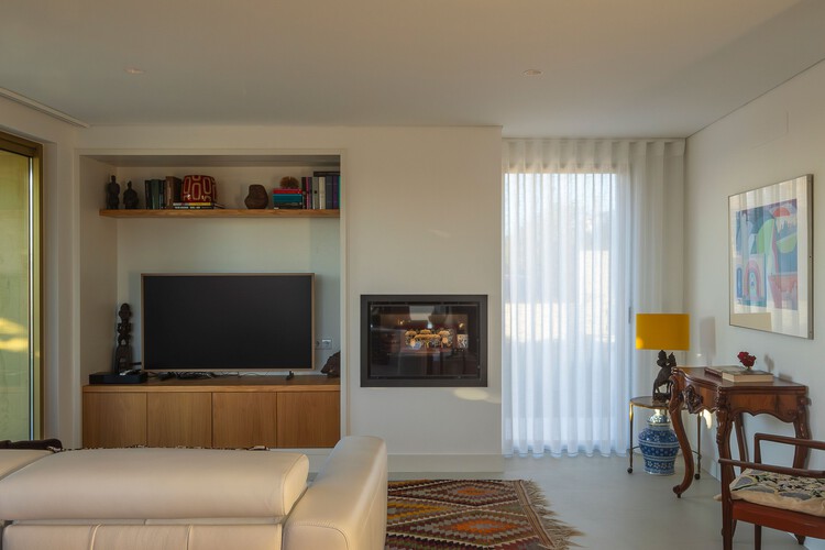 CC House / Esquissos -Arquitectura e Consultoria-インテリア写真、木材、照明、ソファ