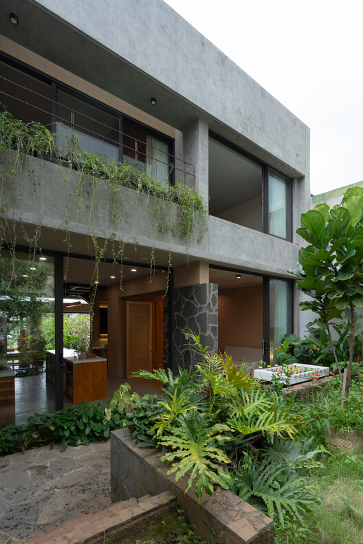 Jinjee House / tad.Atelier-外観写真、庭、コンクリート、中庭