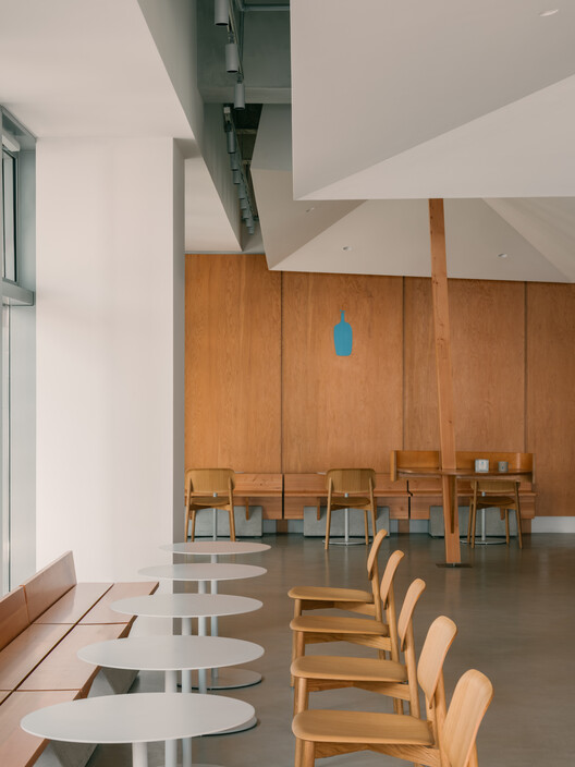West Bund / Atelier Tao+Cのブルーボトルコーヒー - インテリア写真、ダイニングルーム、木材、椅子