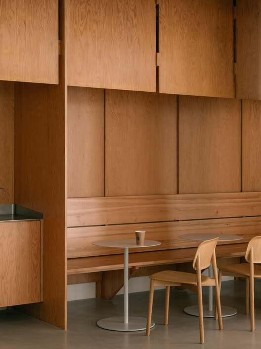 West Bund / Atelier Tao+Cのブルーボトルコーヒー - インテリア写真、木、椅子