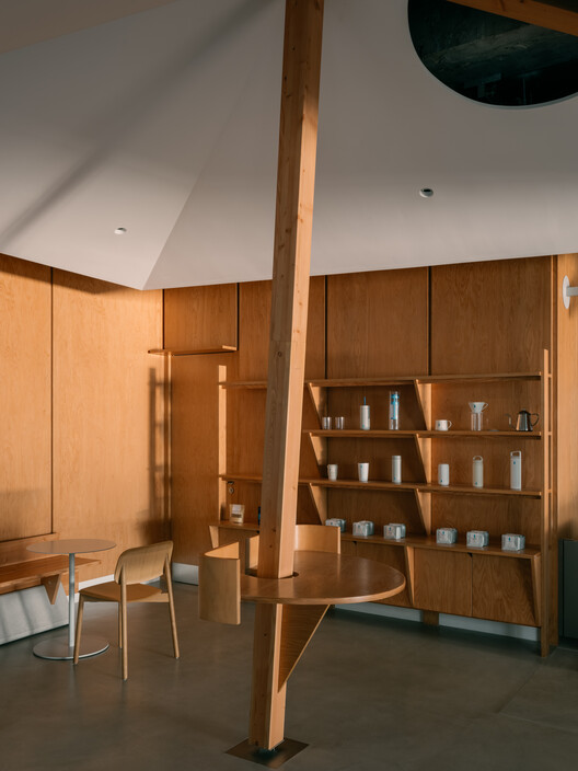 West Bund / Atelier Tao+Cのブルーボトルコーヒー - インテリア写真、木、照明、椅子