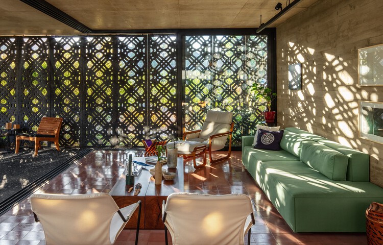 House Renda / Fernanda Neiva + Fernanda Palmieri + Paula Zasnicoff-インテリア写真、リビングルーム、木材、椅子