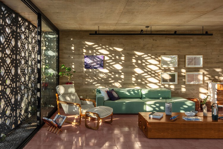 House Renda / Fernanda Neiva + Fernanda Palmieri + Paula Zasnicoff-インテリア写真、リビングルーム、椅子