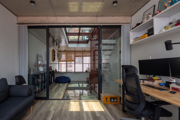 MK House / Atelier 12-インテリア写真、木材、テーブル、照明、椅子、棚